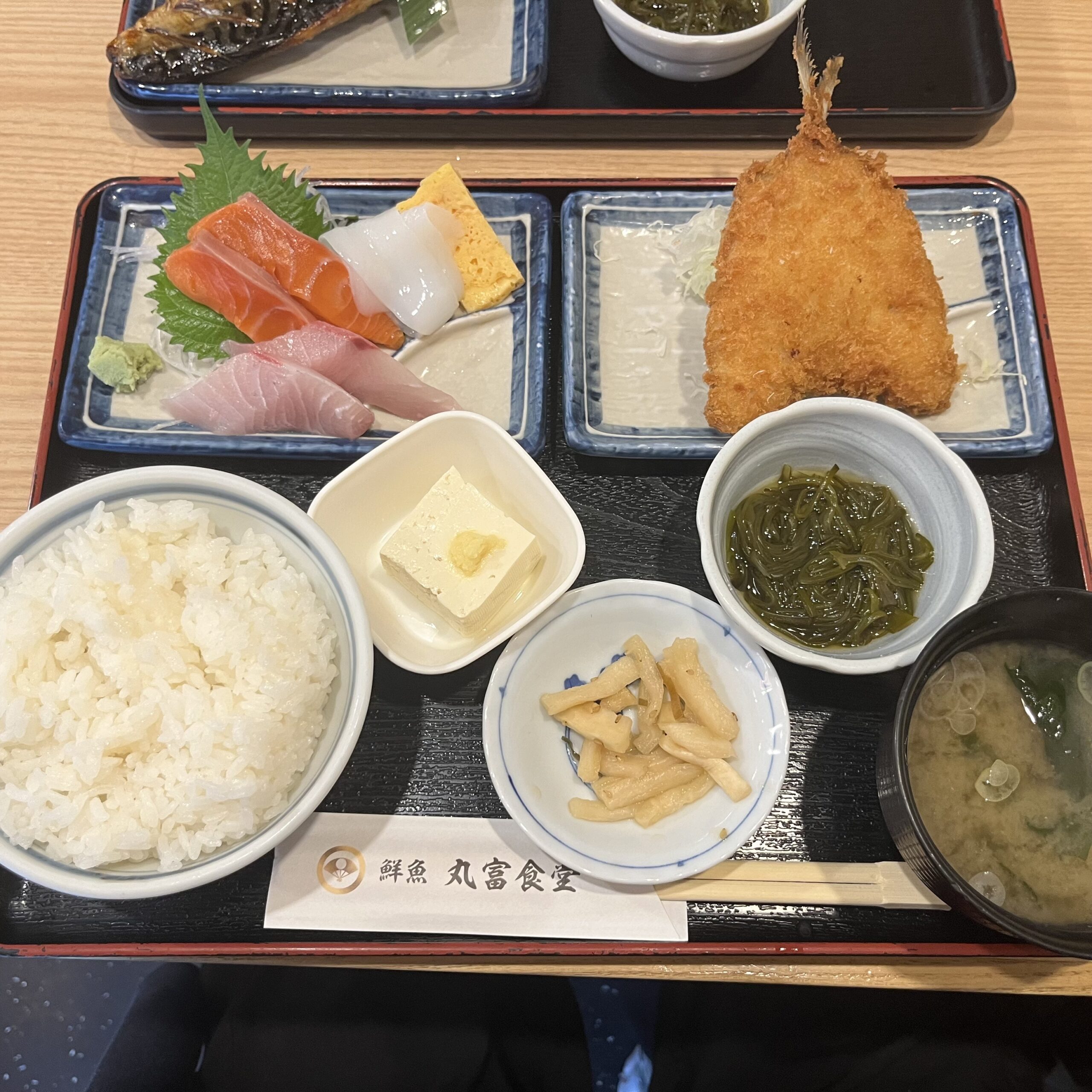 池袋美食推薦｜當地平民魚料理飯堂！刺身、炸魚、燒魚任君選擇 — 丸富食堂 池袋東口店 - 和食, 日本, 日本美食, 日本餐廳, 東京, 東京美食, 池袋美食, 魚料理