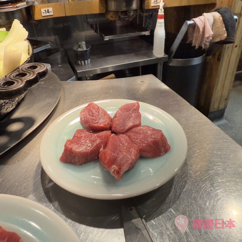 札幌美食推薦︱超過70年歷史 薄野必食烤羊肉人氣老店【成吉思汗 不倒翁】 - 北海道, 北海道美食, 日本, 日本美食, 日本餐廳, 札幌, 札幌美食, 烤羊肉, 燒肉, 薄野