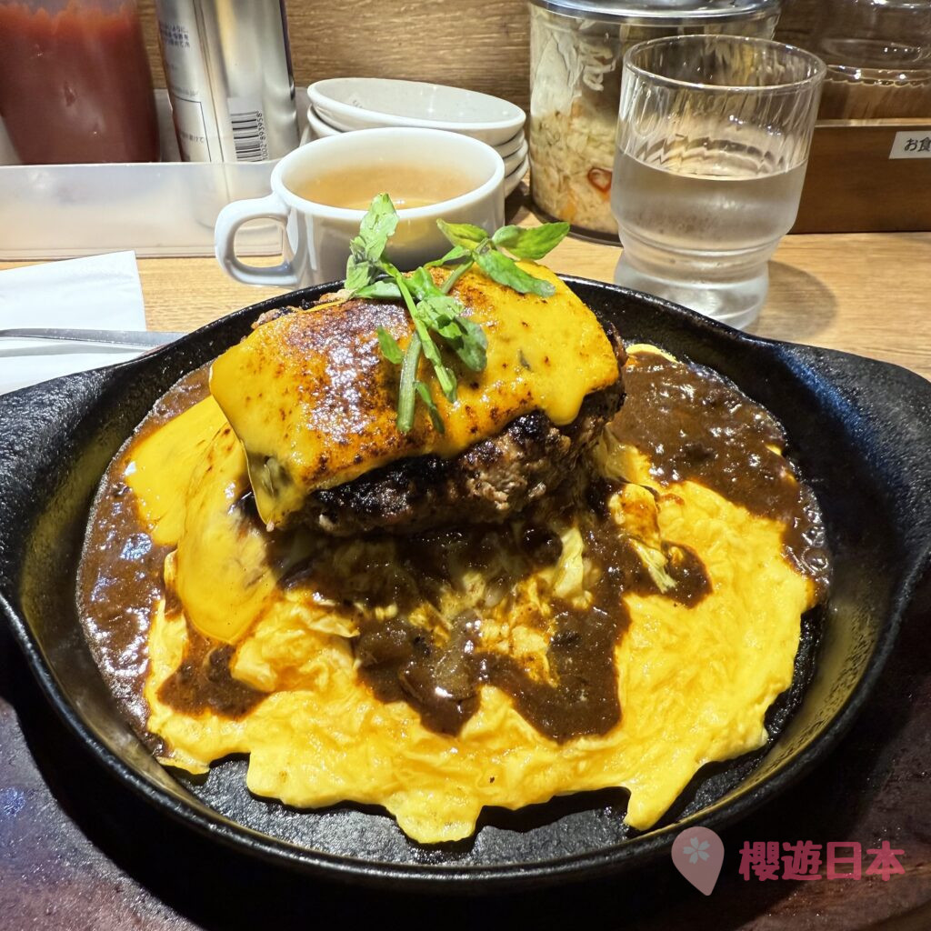 東京蛋包飯推薦｜牛肉漢堡 x 蓬鬆滑蛋 x 咖哩邪惡又好吃的組合！【肉オムライス専門店 肉とたまご 新宿店】 - 新宿美食, 日本, 日本美食, 日本餐廳, 東京, 東京美食, 洋食
