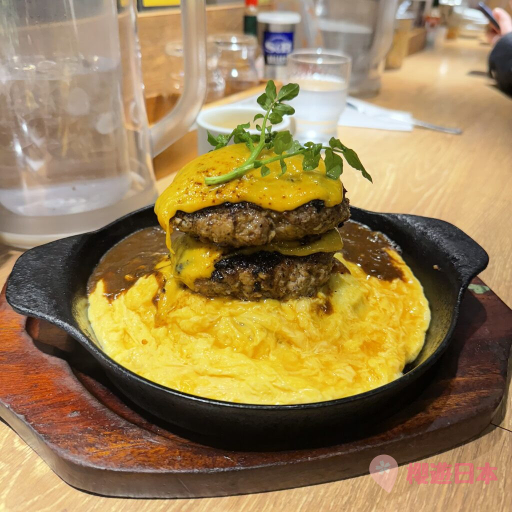 東京蛋包飯推薦｜牛肉漢堡 x 蓬鬆滑蛋 x 咖哩邪惡又好吃的組合！【肉オムライス専門店 肉とたまご 新宿店】 - 新宿美食, 日本, 日本美食, 日本餐廳, 東京, 東京美食, 洋食