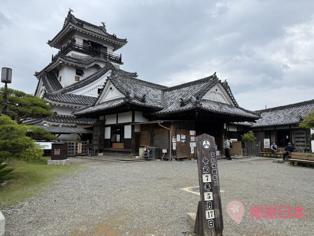 日本高知景點推薦｜必訪「現存天守」之一 ——高知城【門票資訊、交通方式】 - 四國自駕, 城, 日本自駕, 歷史建築, 自駕遊, 高知景點